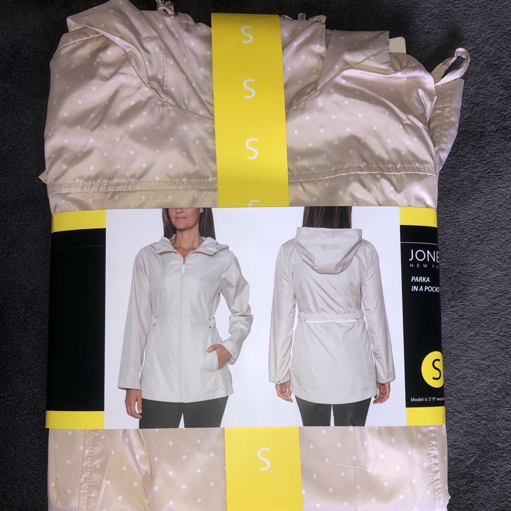 Small water and wind resistant jacket